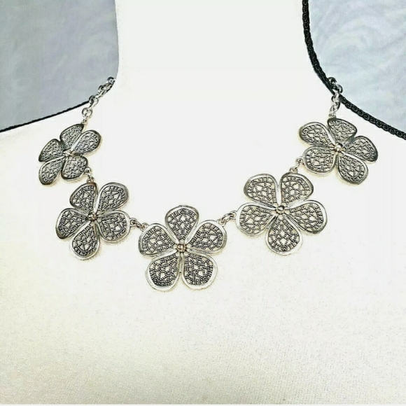 Paparazzi Silver Mesh Flower Statement Necklace & Earring Set - Picture 1 of 16